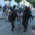 Rusijos policija atlieka tyrimą dėl pareigūno smurto prieš merginą