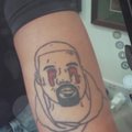 „Yeezy come, Yeezy go“: nusivylusiems gerbėjams siūloma galimybė nemokamai pašalinti tatuiruotes