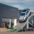 „Land Rover“ į Lietuvą atsivežė specialią platformą: leidžia išbandyti bekelę nenulipant nuo asfalto