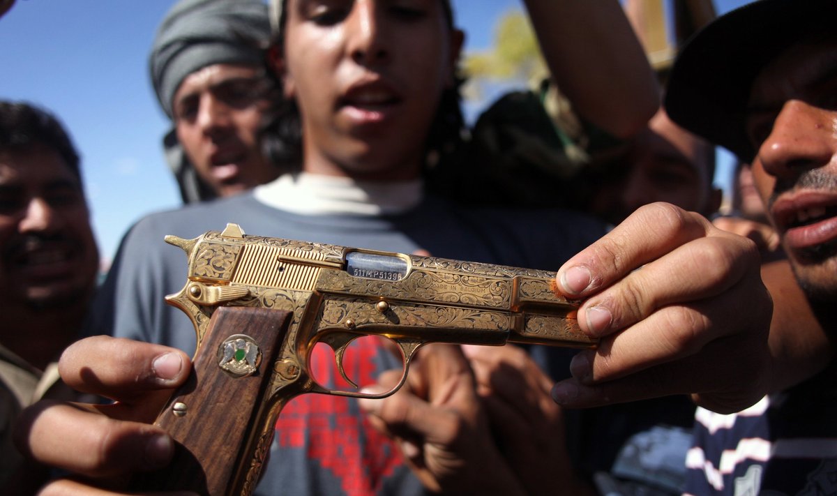 Aštuoniolikmetis tvirtina nušovęs M.Gaddafi jo auksiniu pistoletu