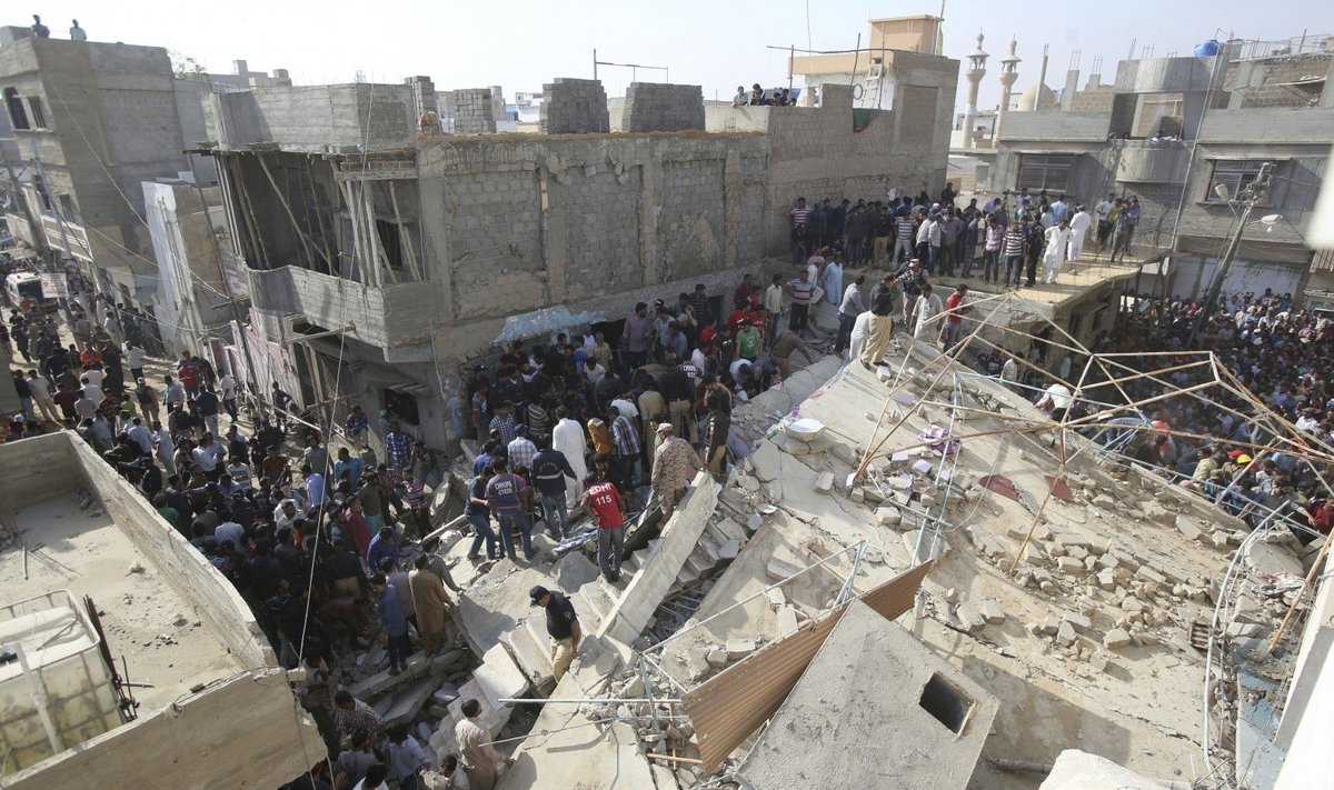 Karačyje sugriuvus pastatui žuvo mažiausiai du žmonės