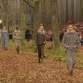 „Chanel“ mados namai pakvietė į pasivaikščiojimą miške