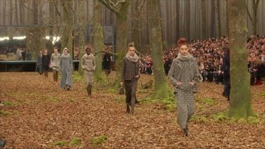 „Chanel“ mados namai pakvietė į pasivaikščiojimą miške
