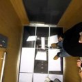 Krentančios lifto grindys siaubingai išgąsdino keleivius