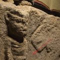 Pikantiškas archeologų radinys Turkijoje: prieš 11 000 metų žmonės iškaldino penį rankoje laikančio vyro ir dviejų leopardų aktą