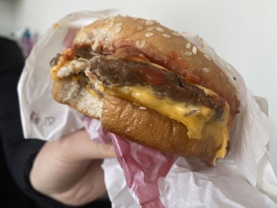 Užkalnis ragavo brangius burgerius, kurie įsiutino Lietuvą