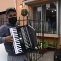 Akordeonistas iš Čilės namie įkalintiems tėvams groja sentimentalias melodijas