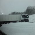 Vairuotojai įsiutę: autostradą nuklojusiosios sniego dangos storis viršija 10 cm