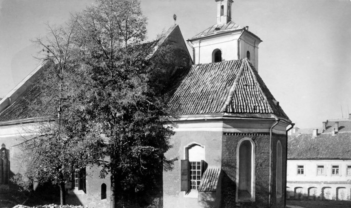 Šv. Mikalojaus bažnyčia.  Ją išgelbėjo Dievo Apvaizda. Visi aplink esantys pastatai nukentėjo nuo bombardavimo ir buvo nugriauti. 1944 m.