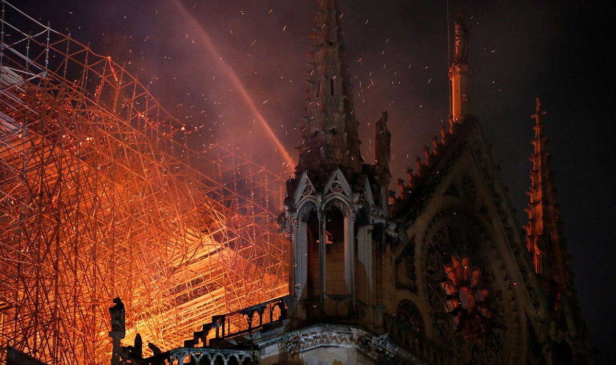 Paryžiaus Dievo Motinos katedrą niokoja didžiulis gaisras