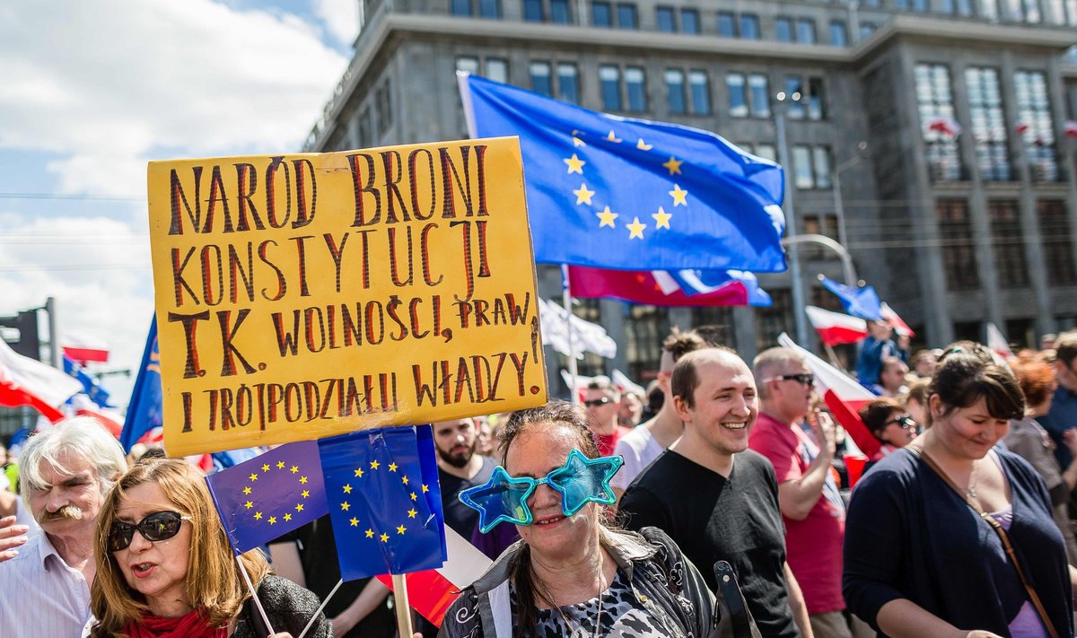 Lenkai protestuoja prieš Vyriausybę