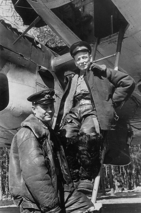 Sovietų Sąjungos didvyriai majorai A. Pusepas (Puusepp) ir A. Štenenka prie bombonešio Pe-8