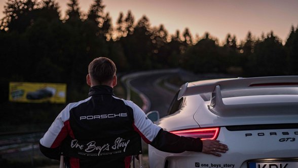 „Porsche“ vairuotojų komanda iš Lietuvos ruošiasi alinančiam 24 valandų lenktynių iššūkiui virtualioje Niurburgringo trasoje