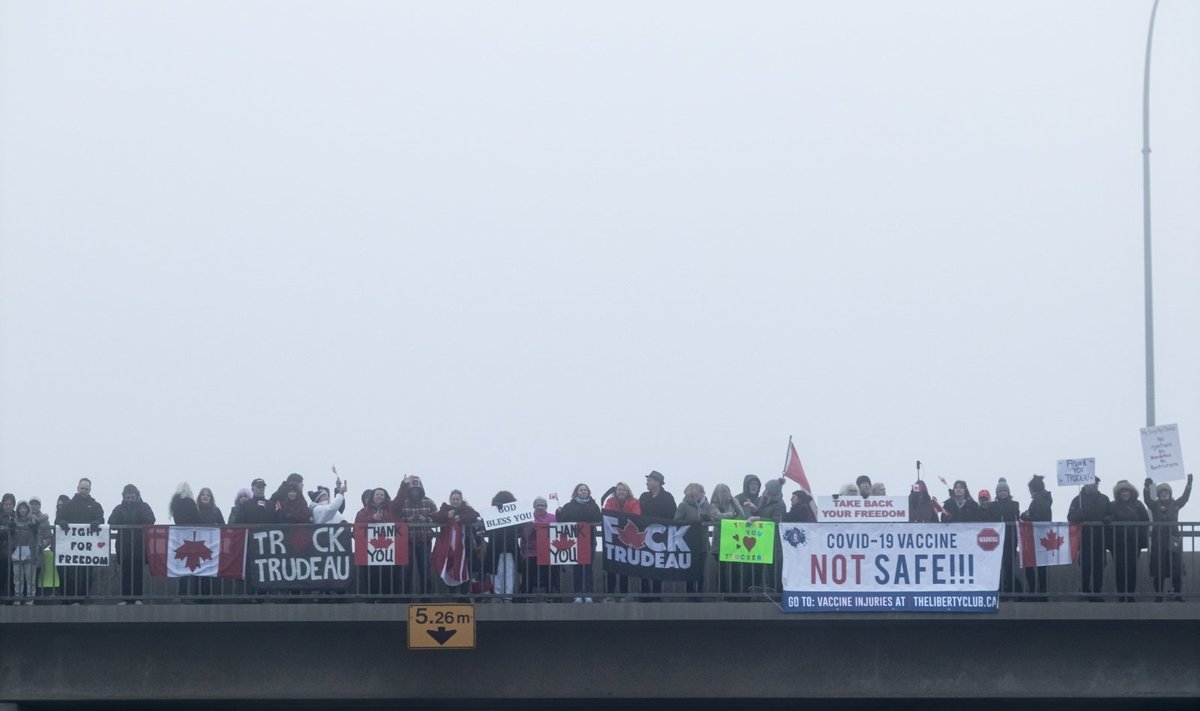 Protesto prieš privalomus skiepus sunkvežimių vairuotojams palaikytojai, Britų Kolumbija, Kanada 2022 m. sausio 23 d.   