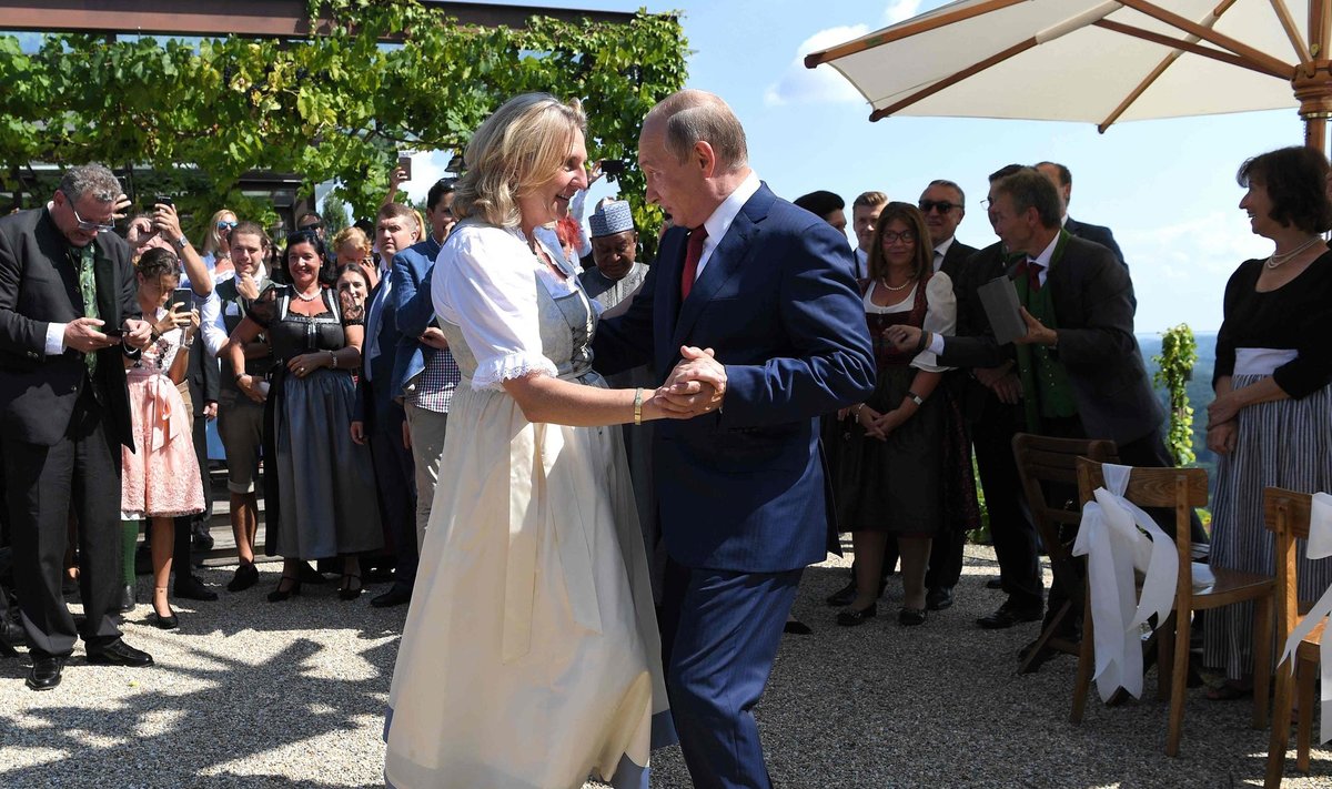 Kneissl per savo vestuves šoka su Putinu