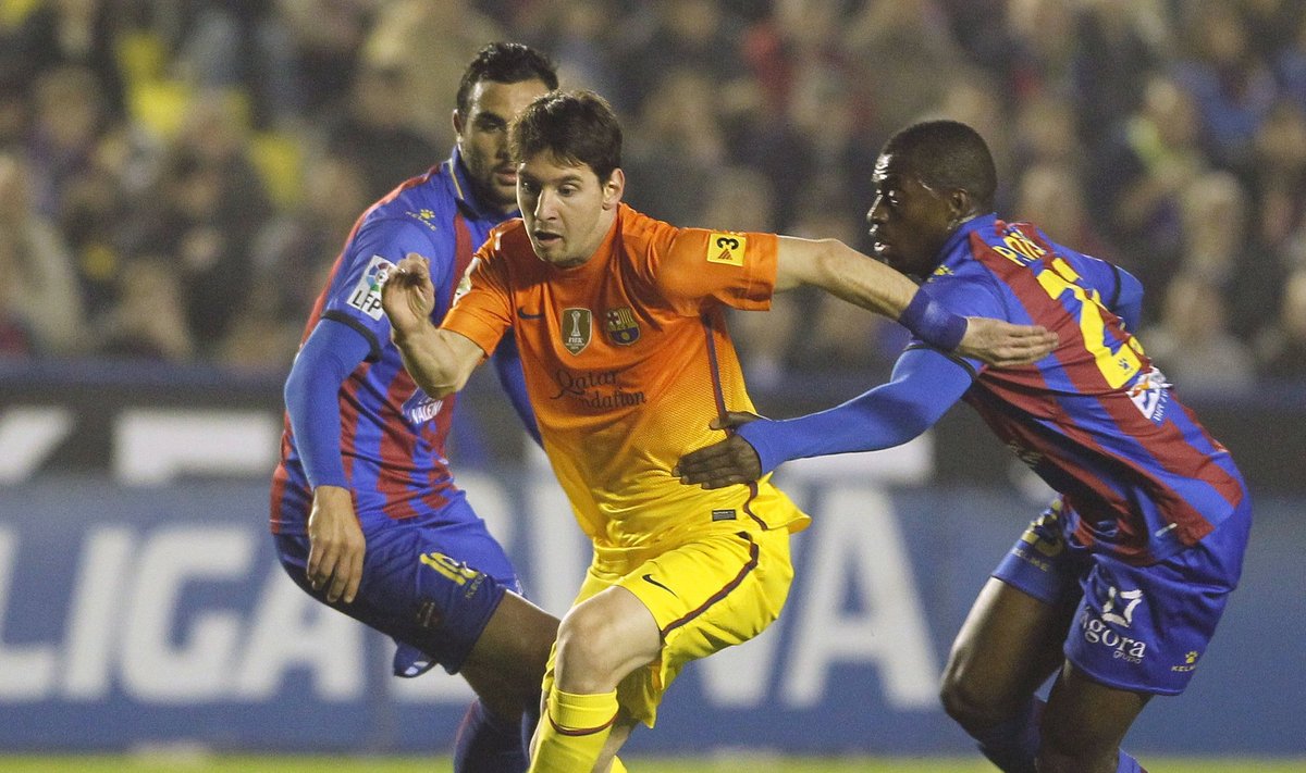 Lionelis Messi tarp dviejų varžovų