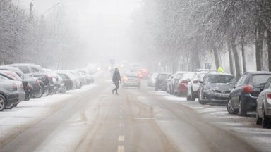 Kelininkai: dieną daugelyje šalies rajonų eismo sąlygas sunkins snygis