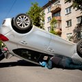 В Вильнюсе перевернулся автомобиль, водитель был пьян
