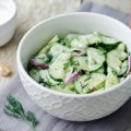 Nenuobodi lietuviška virtuvė: agurkų salotos su varškės sūriu
