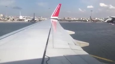 Atskridę į Dubajų lietuviai negali išlipti iš lėktuvo