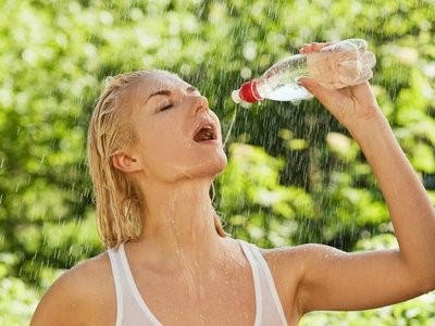 Žmonės stengiasi išgerti daugiau vandens, nei norisi