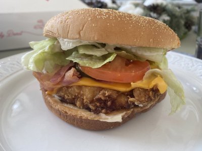 Užkalnis ragavo brangius burgerius, kurie įsiutino Lietuvą