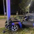 В Каунасе пьяный водитель BMW без прав врезался в столб