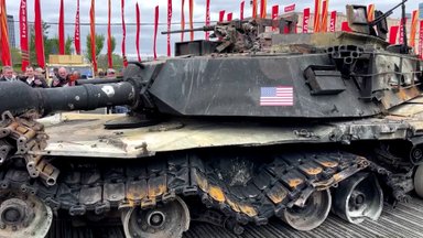 Propagandinės karo trofėjų parodos Maskvoje žvaigždė – JAV tankas „M1 Abrams“, neva perimtas rytinėje Ukrainoje