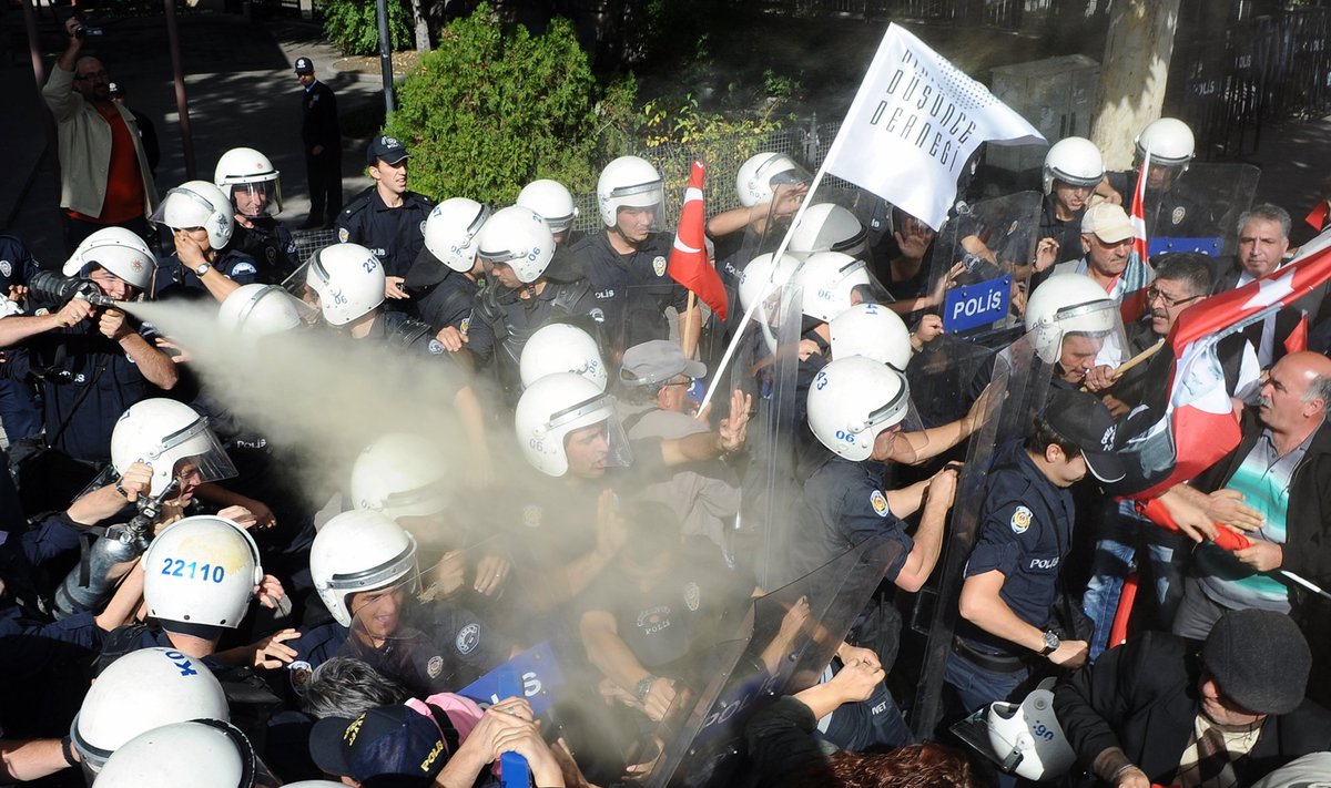 Turkijos policija vaikė demonstrantus