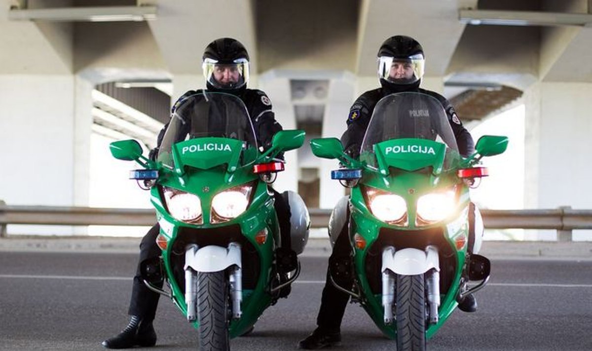 Policininkai ant motociklų 