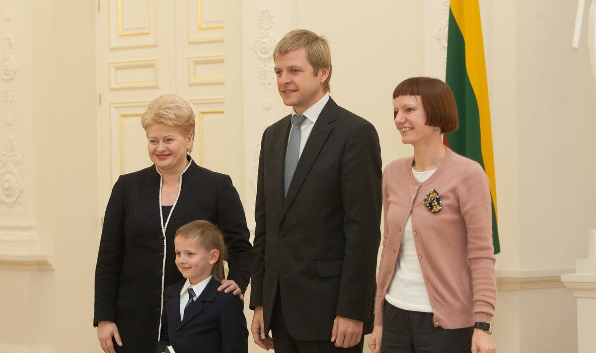Monika Garbačiauskaitė-Budrienė, Dalia Grybauskaitė ir Remigijus Šimašius apdovanoja Konstitucijos egzamino laureatus