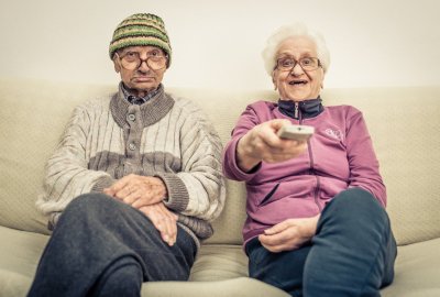 Senoliai žiūri televizorių