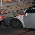 Avarija greitkelyje: po smūgio „Toyotos“ priekis sulindo po sunkvežimiu