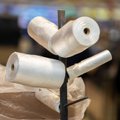 Labai lengvų plastikinių maišelių naudojimas liepą didžiuosiuose prekybos centruose mažėjo keliasdešimčia procentų