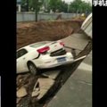 Kinijoje smegduobė prarijo automobilius