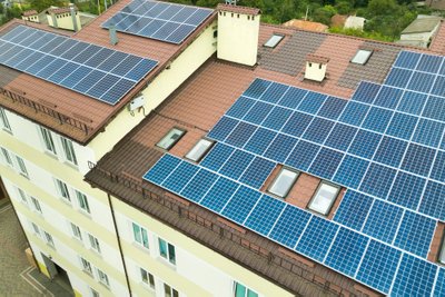 Saulės elektrinės ant daugiabučių