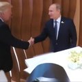 D. Trumpas ir V. Putinas pirmąkart paspaudė vienas kitam ranką