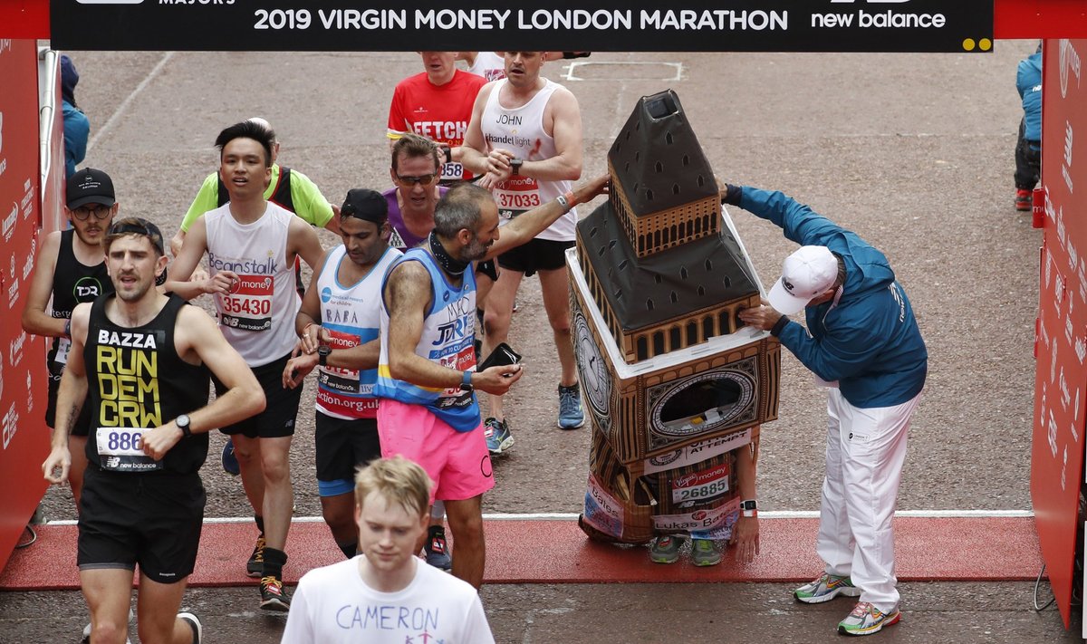 Londono maratone Guinnesso rekordų siekė įspūdingais kostiumais pasipuošę bėgikai