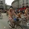 Nuogi dviratininkai išvažiavo į Londono gatves