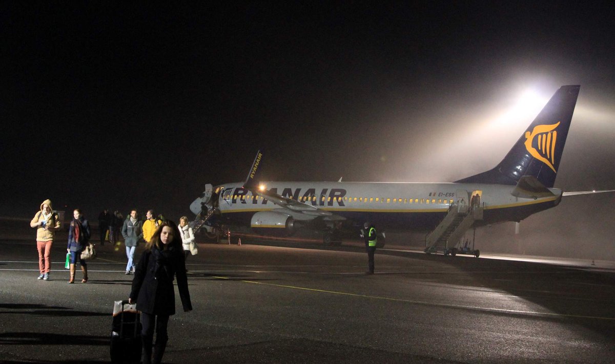 Lėktuvai negali leistis Vilniuje, nukreipiami į Kauną