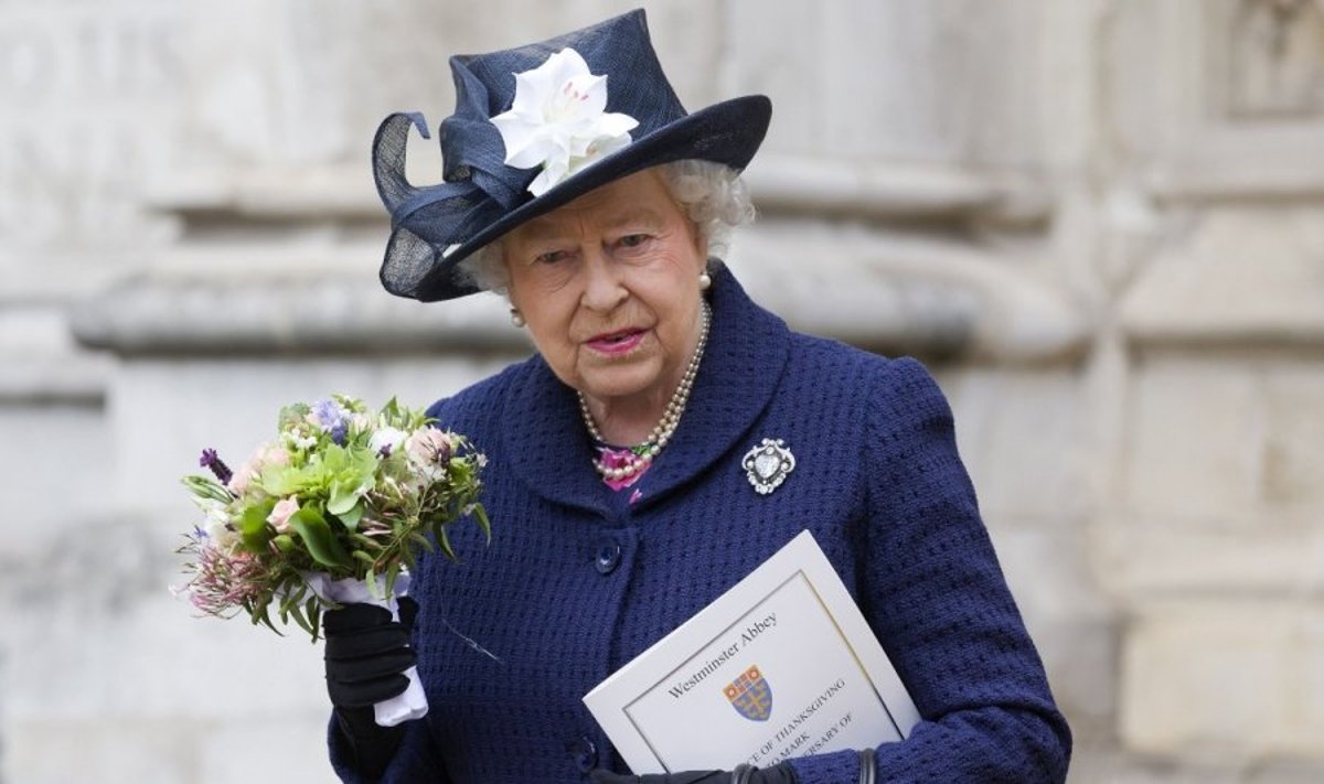 Karalienė Elžbieta dalyvauja Pergalės dienos ceremonijoje Londone