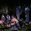 VSAT vaizduose – pasienyje sustabdyta 13 migrantų grupė: prievarta atgabenti į šią vietą ir verčiami eiti į Lietuvą