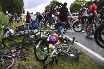 "Tour de France" masinė dviratininkų griūtis