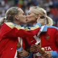 Rusijos sportininkė piktinasi pareiškimais dėl jos „homoseksualaus“ bučinio