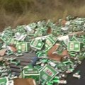 Australijoje per sunkvežimio avariją dužo šimtai alaus dėžių