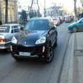 Jeigu vairuoji „Porsche Cayenne“, automobilį gali statyti ir prieš eismą?