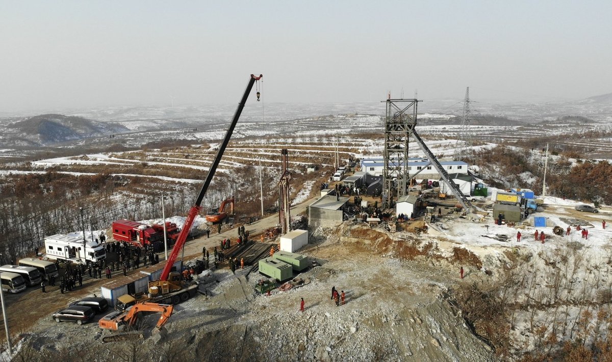 Kinijoje po sprogimo kasykloje jau savaitę po žeme įstrigę 12 darbininkų