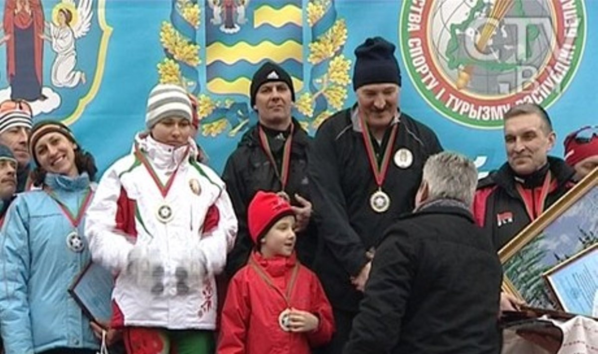 Награждение Лукашенко и его сына на "Минской лыжне", фото: телеканал  CTV