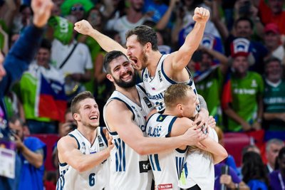 Eurobasket 2017 finalas: Slovėnijos rinktinė kilnoja Goraną Dragičių