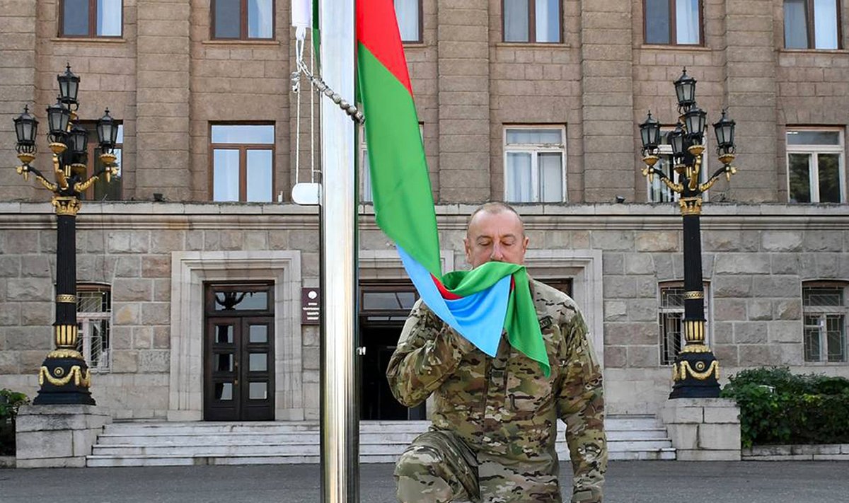 Azerbaidžano prezidentas Ilhamas Alijevas sekmadienį iškėlė šalies vėliavą pagrindiniame Kalnų Karabacho mieste